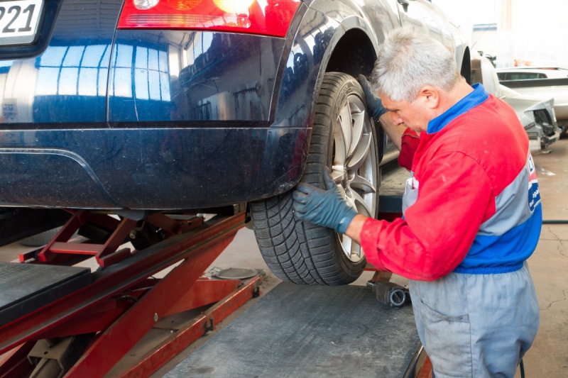vente-RAYOL CANADEL SUR MER-min_auto_repair_repair_lift_auto_mechanic_work_clothes_master_professional_man_of_the_fold-685629
